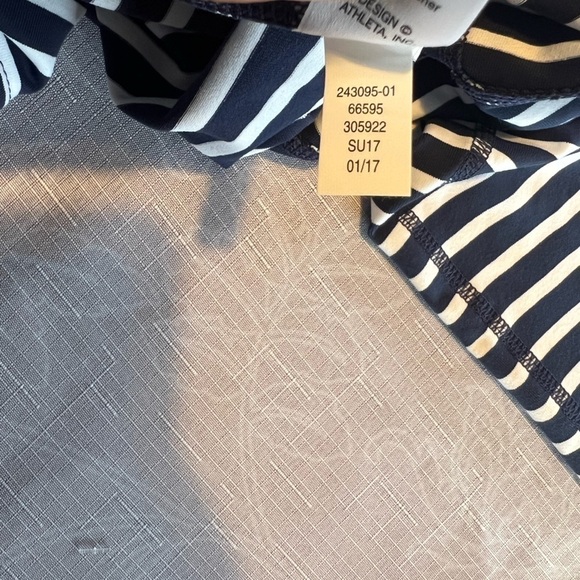 Athleta Striped Cropped Leggings. Size: M Color: Dark Blue and White - Picture 8 of 9